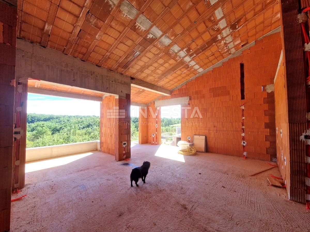 Hiša s bazenom in odprtim pogledom na naravo, mirno okolje