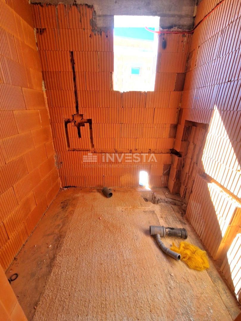 Hiša s bazenom in odprtim pogledom na naravo, mirno okolje