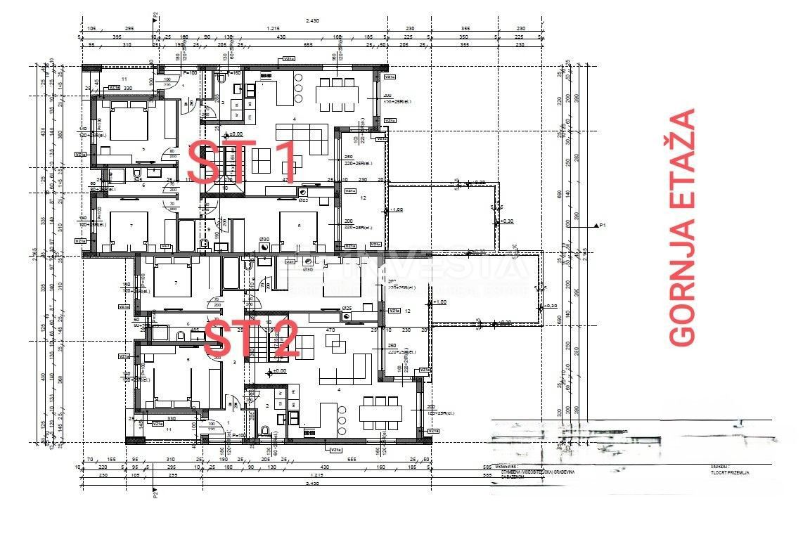 Hiša s bazenom in odprtim pogledom na naravo, mirno okolje