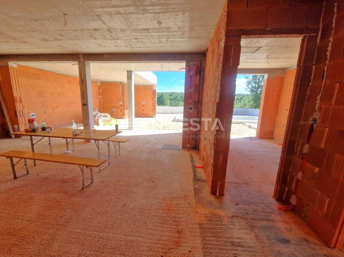 Hiša s bazenom in odprtim pogledom na naravo, mirno okolje