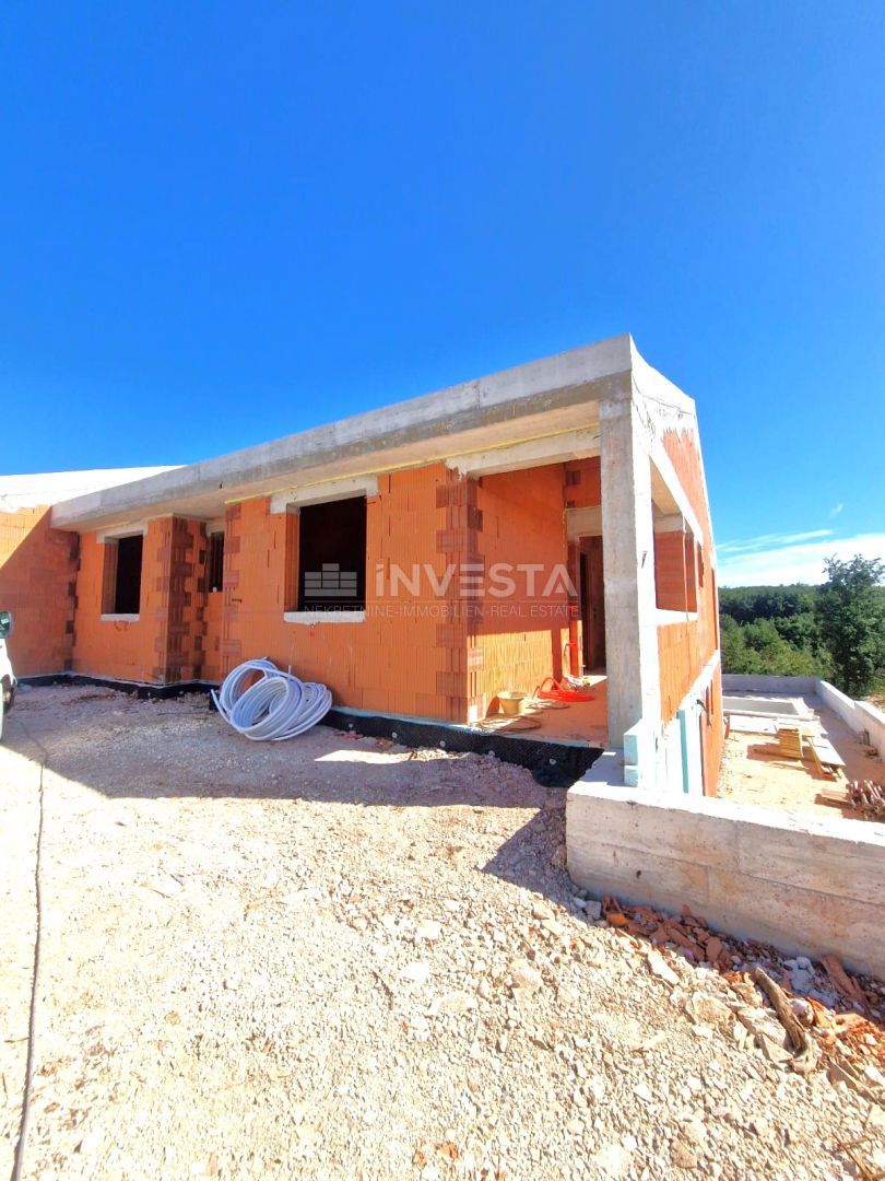 Hiša s bazenom in odprtim pogledom na naravo, mirno okolje