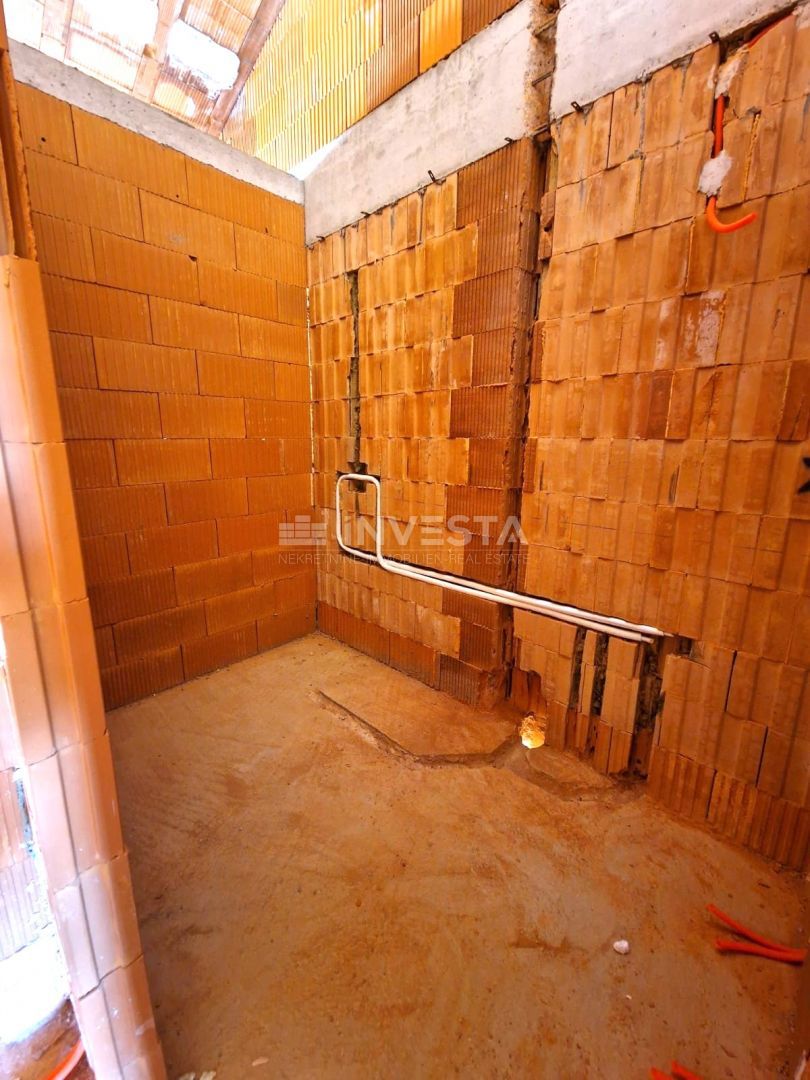 Hiša s bazenom in odprtim pogledom na naravo, mirno okolje