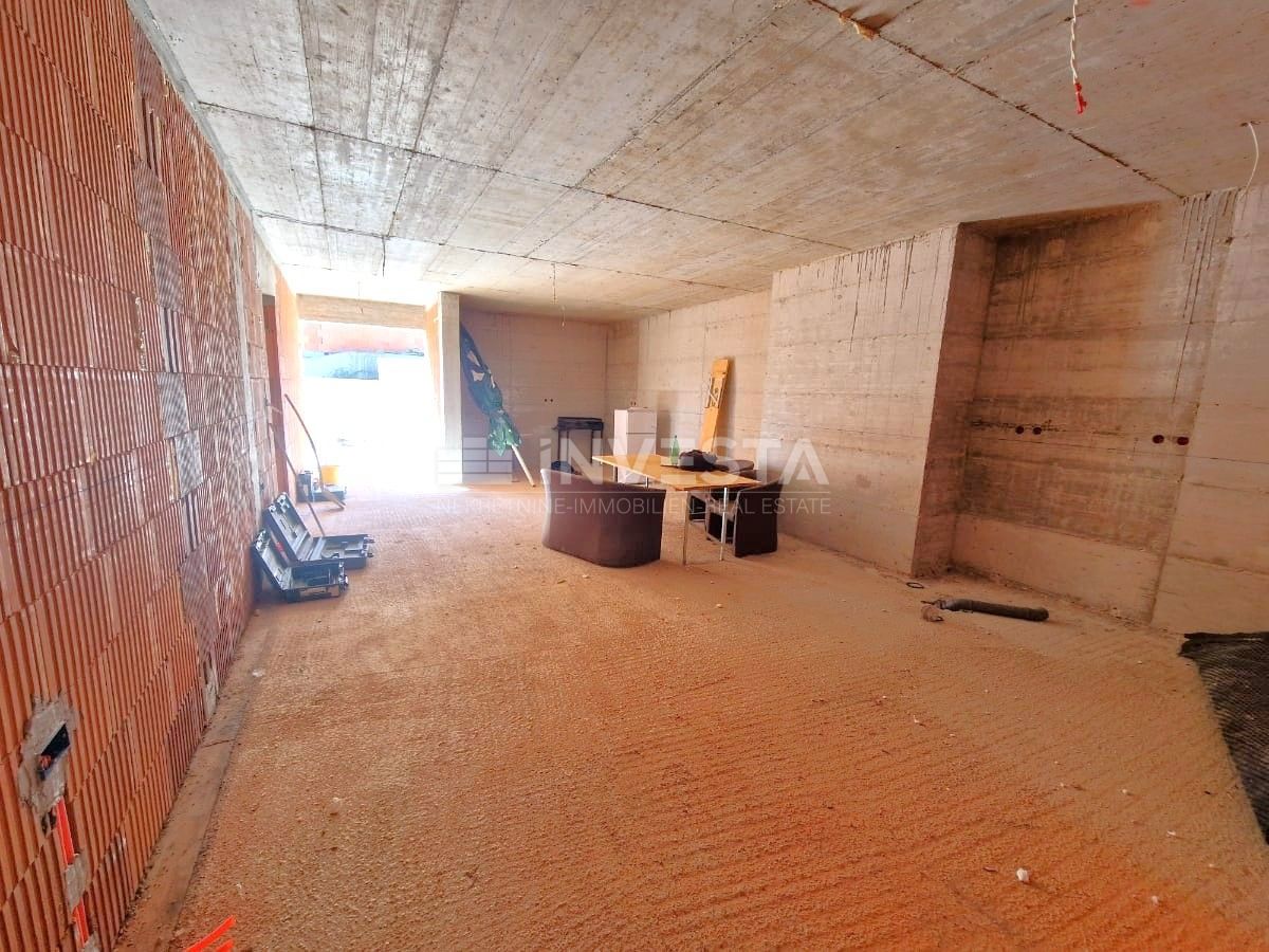 Hiša s bazenom in odprtim pogledom na naravo, mirno okolje