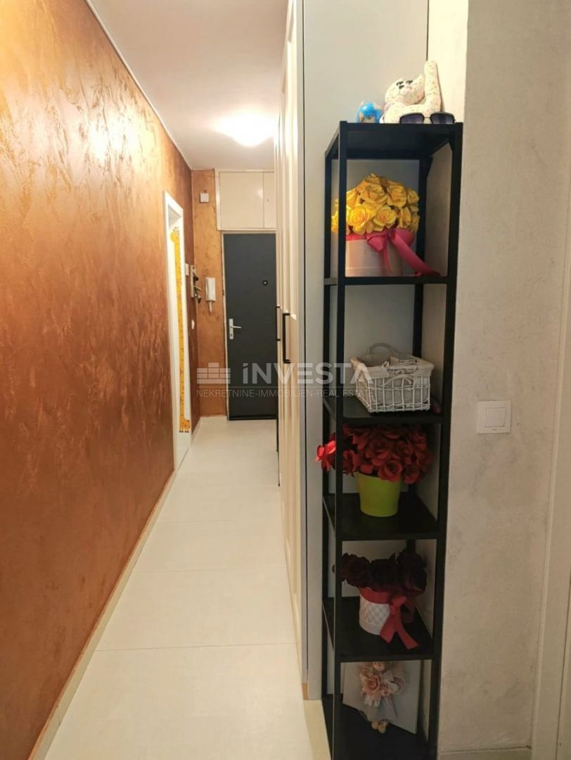 Pula, Vidikovac, prenovljeno stanovanje v 3. nadstropju z dvigalom, 2 spalnici in balkon