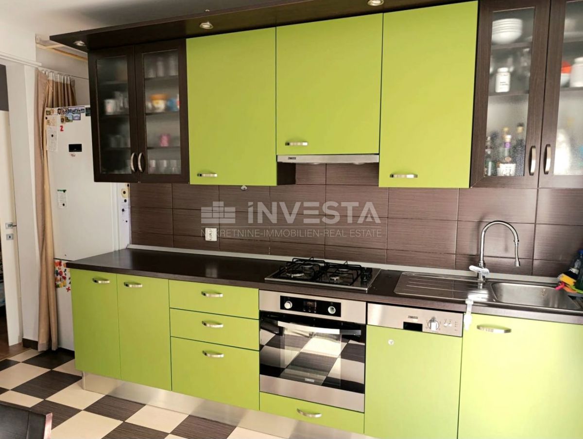 Pula, Vidikovac, prenovljeno stanovanje v 3. nadstropju z dvigalom, 2 spalnici in balkon