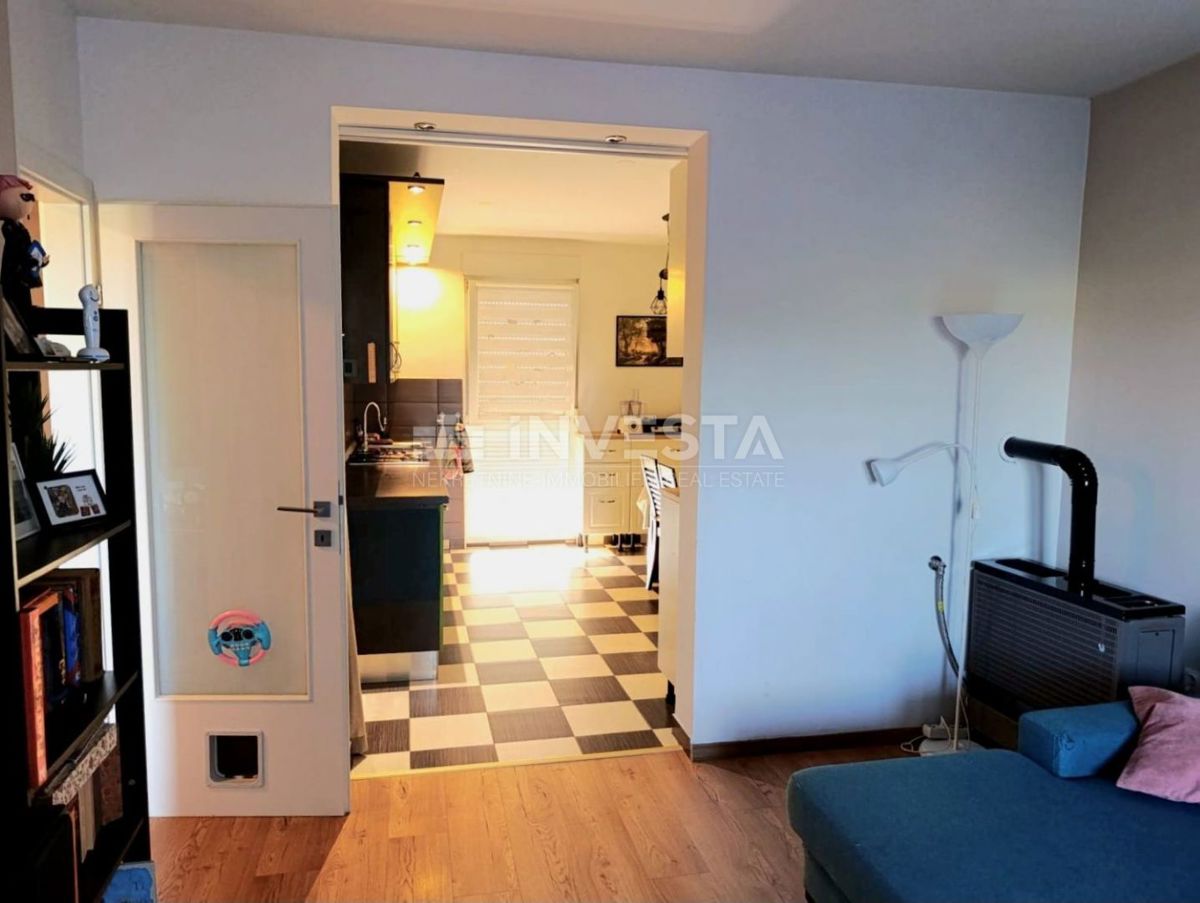 Pula, Vidikovac, prenovljeno stanovanje v 3. nadstropju z dvigalom, 2 spalnici in balkon