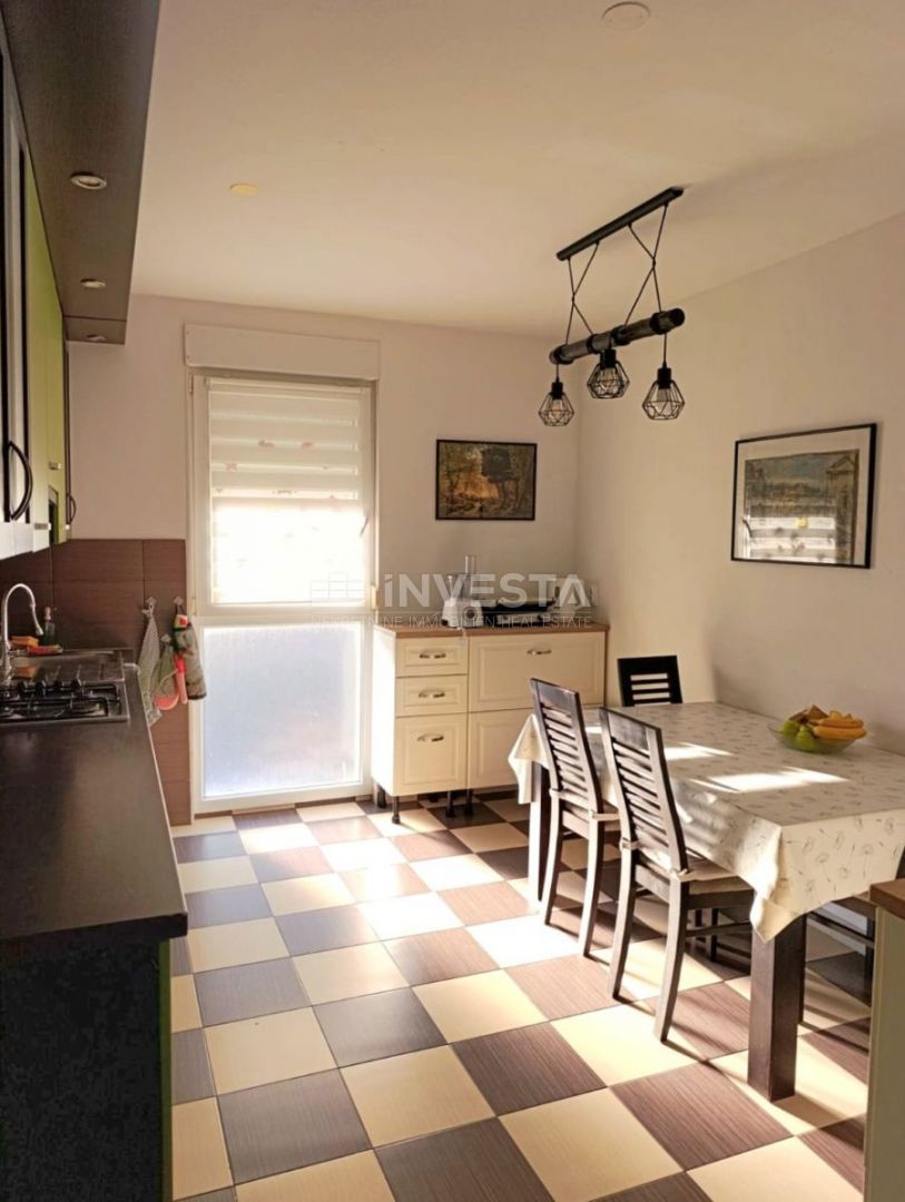 Pula, Vidikovac, prenovljeno stanovanje v 3. nadstropju z dvigalom, 2 spalnici in balkon