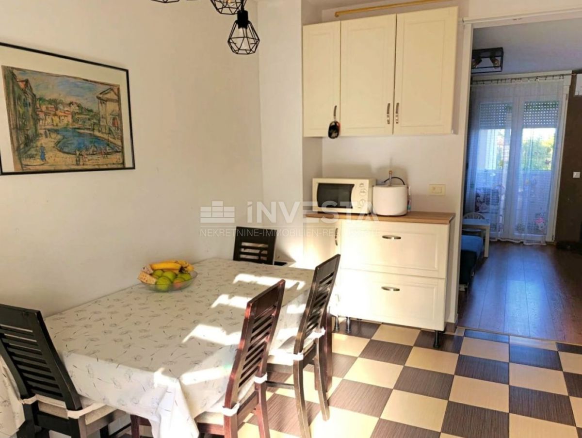 Pula, Vidikovac, prenovljeno stanovanje v 3. nadstropju z dvigalom, 2 spalnici in balkon