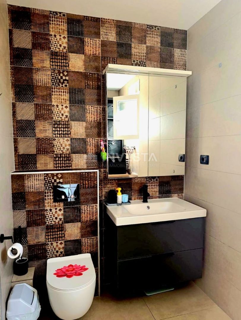 Pula, Vidikovac, prenovljeno stanovanje v 3. nadstropju z dvigalom, 2 spalnici in balkon