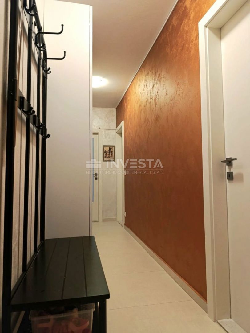 Pula, Vidikovac, prenovljeno stanovanje v 3. nadstropju z dvigalom, 2 spalnici in balkon