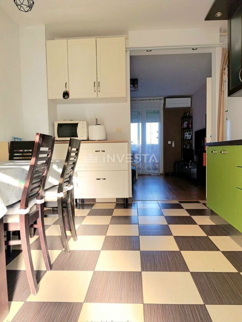 Pula, Vidikovac, prenovljeno stanovanje v 3. nadstropju z dvigalom, 2 spalnici in balkon