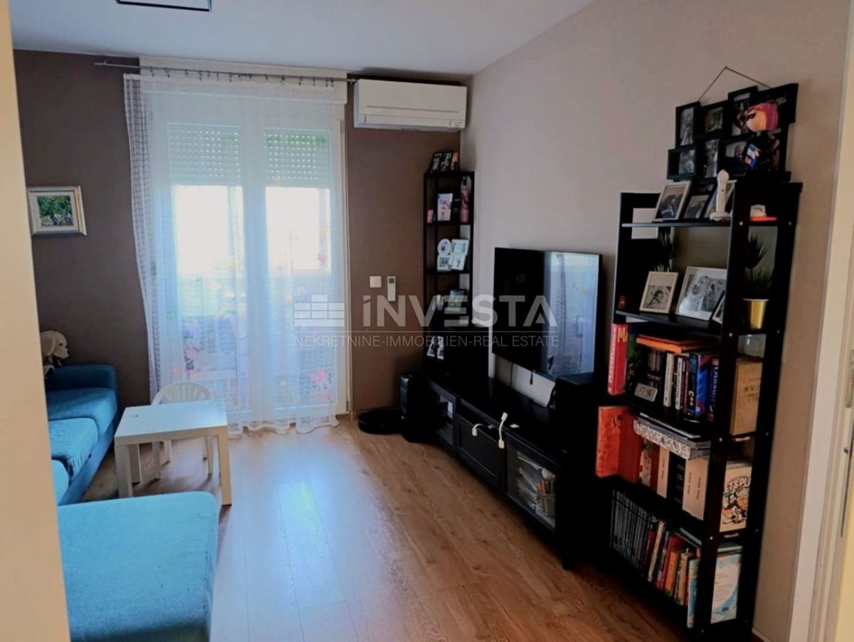 Pula, Vidikovac, prenovljeno stanovanje v 3. nadstropju z dvigalom, 2 spalnici in balkon