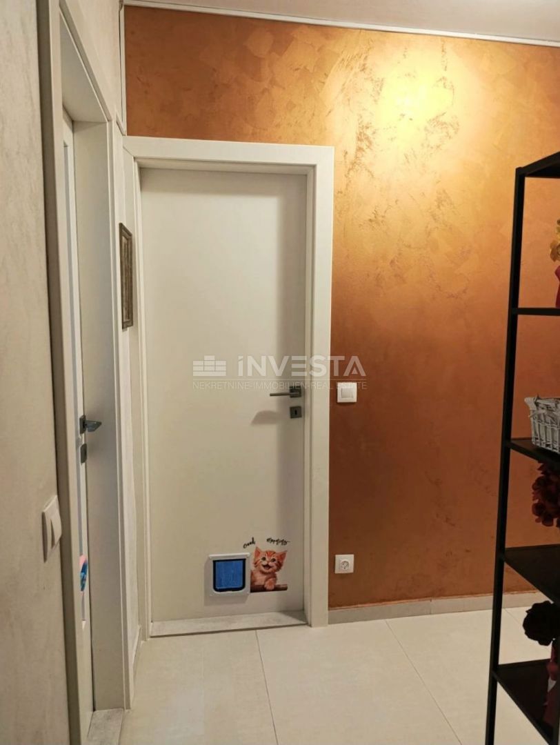 Pula, Vidikovac, prenovljeno stanovanje v 3. nadstropju z dvigalom, 2 spalnici in balkon