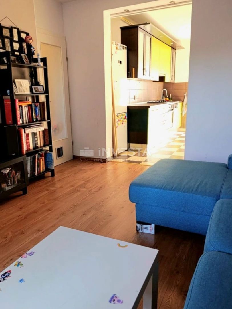 Pula, Vidikovac, prenovljeno stanovanje v 3. nadstropju z dvigalom, 2 spalnici in balkon