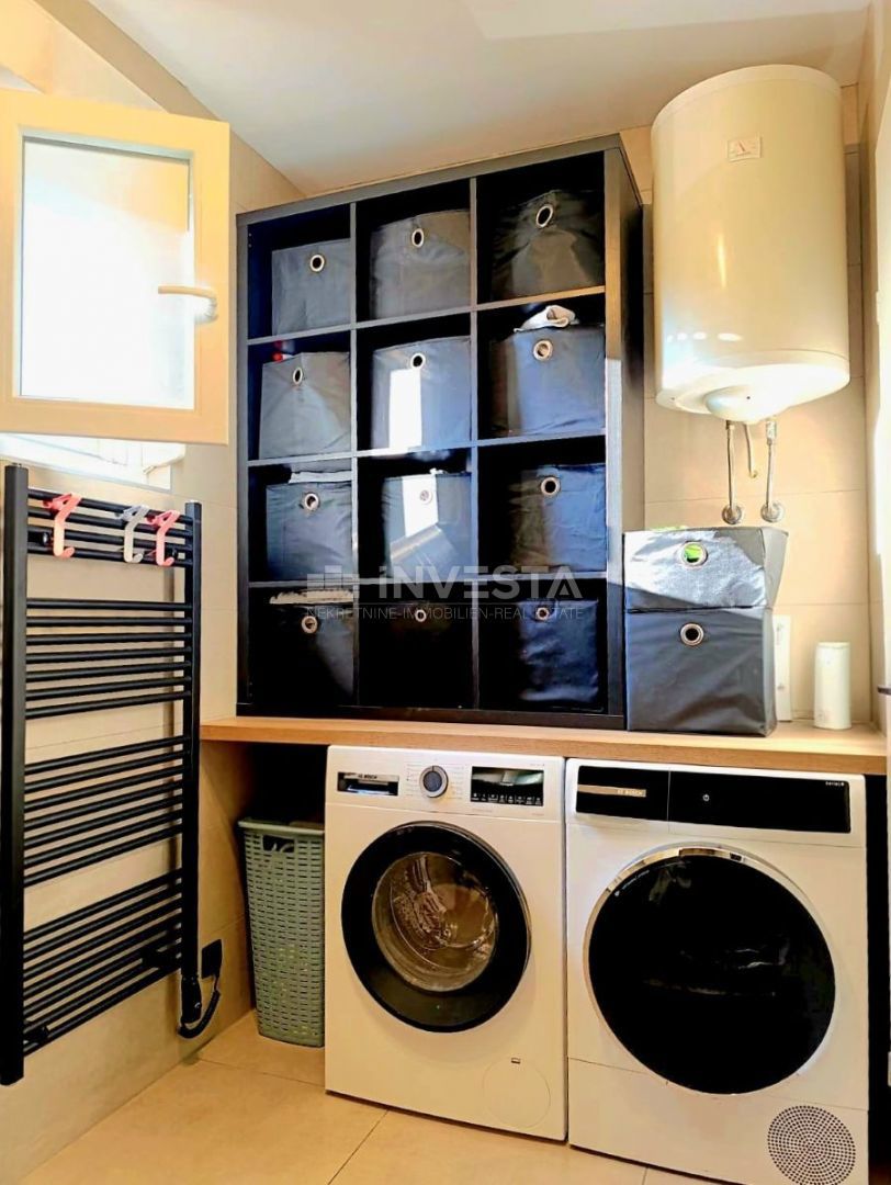 Pula, Vidikovac, prenovljeno stanovanje v 3. nadstropju z dvigalom, 2 spalnici in balkon