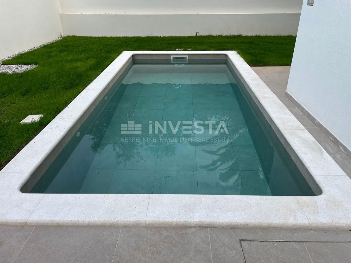 Medulin, Premantura, luksuzno stanovanje 99 m² s bazenom, vrtom in 2 parkirnima mestoma