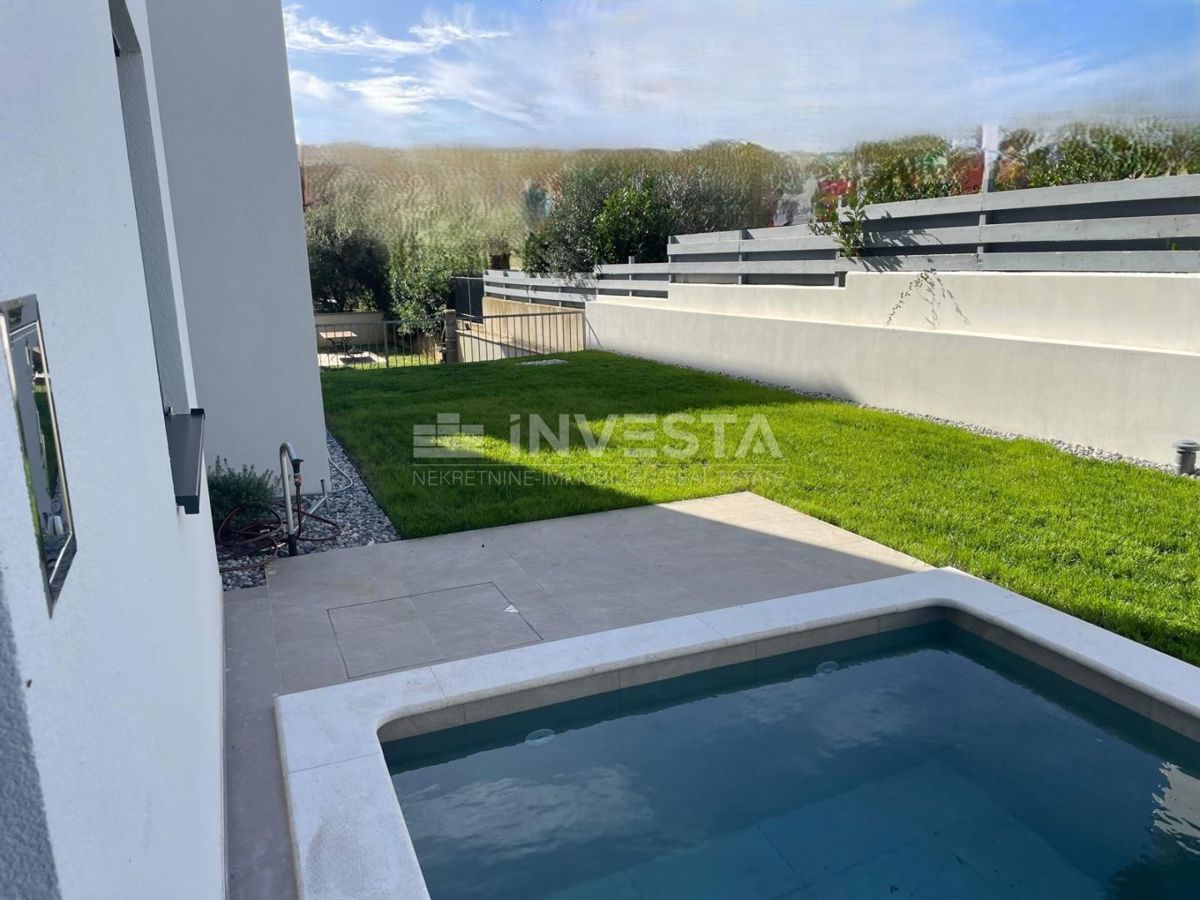 Medulin, Premantura, luksuzno stanovanje 99 m² s bazenom, vrtom in 2 parkirnima mestoma