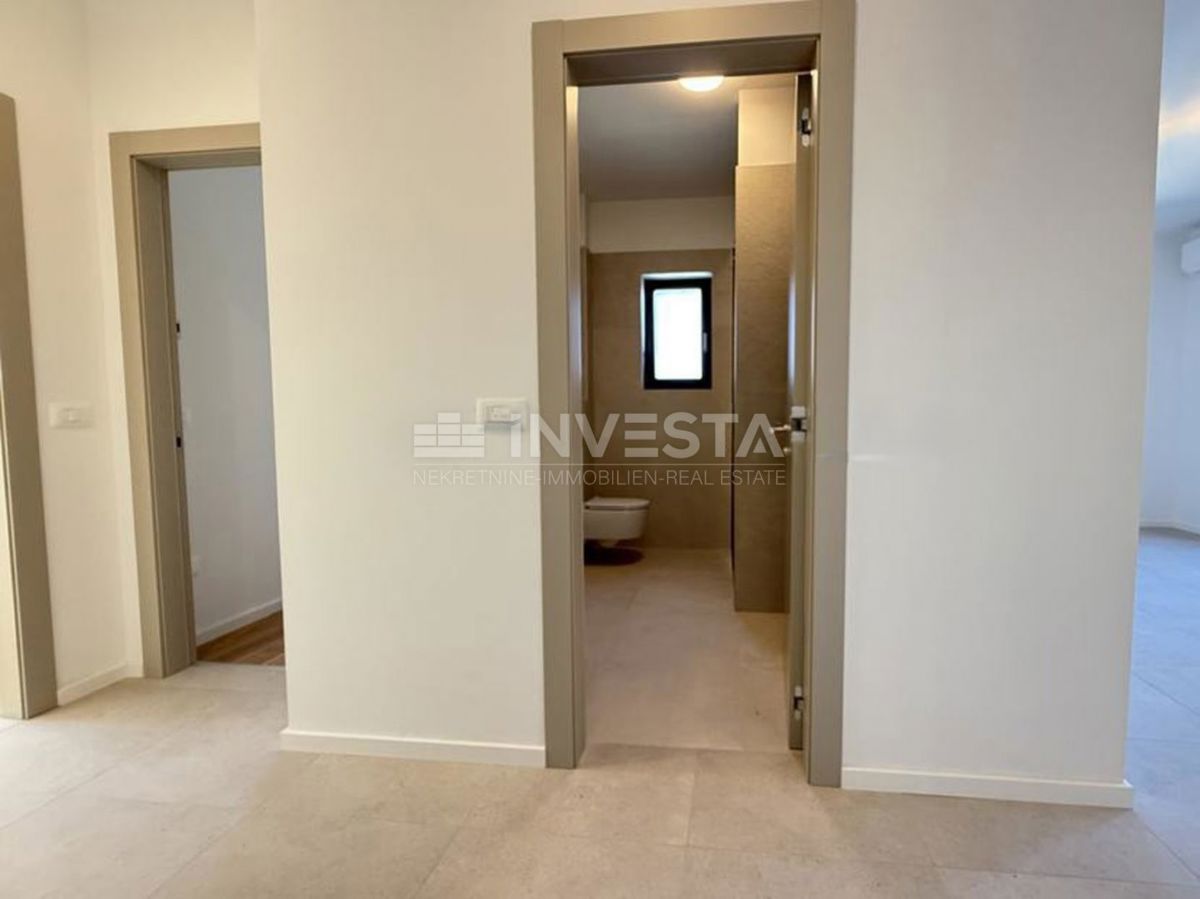 Medulin, Premantura, luksuzno stanovanje 99 m² s bazenom, vrtom in 2 parkirnima mestoma