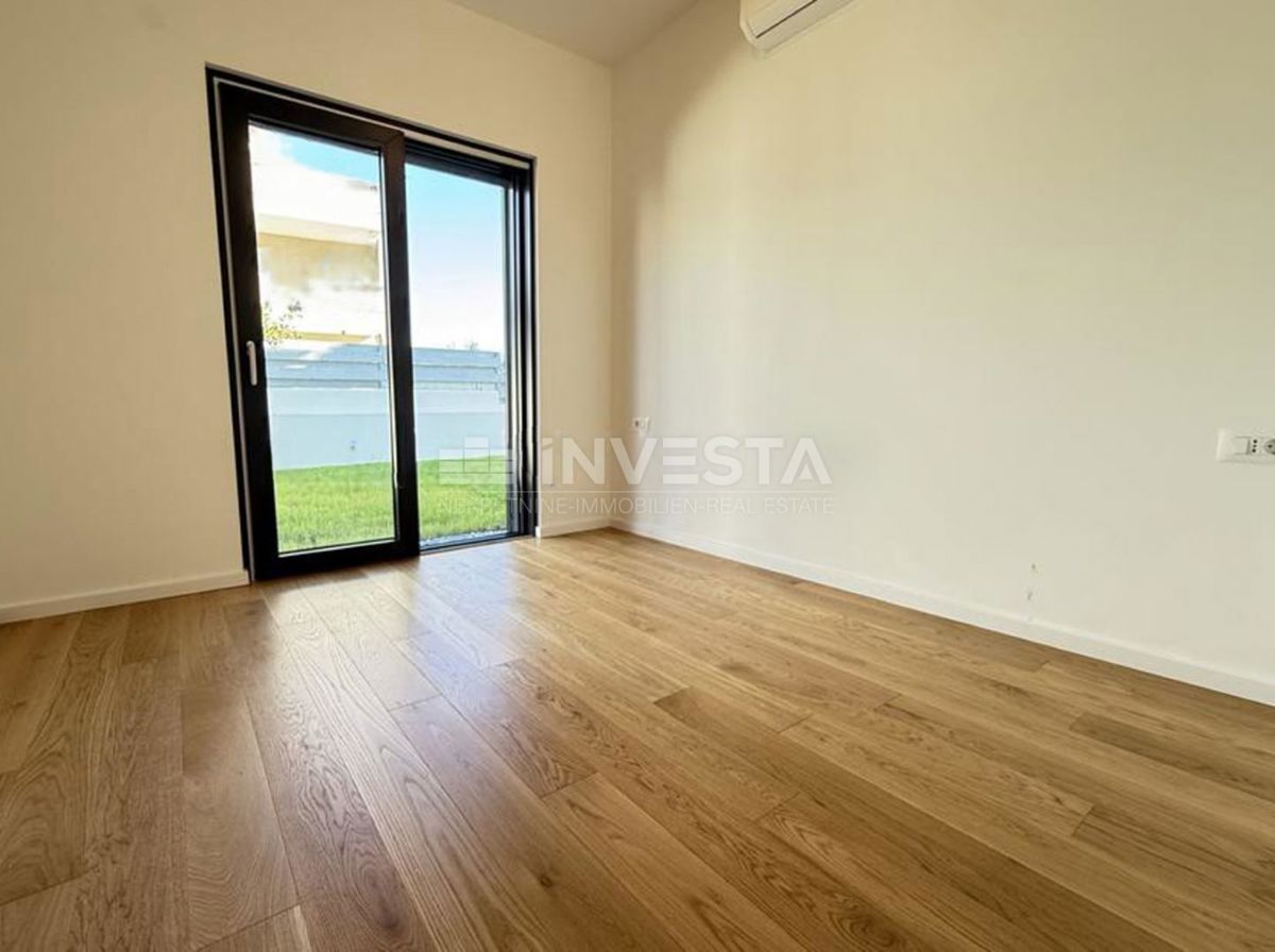 Medulin, Premantura, luksuzno stanovanje 99 m² s bazenom, vrtom in 2 parkirnima mestoma