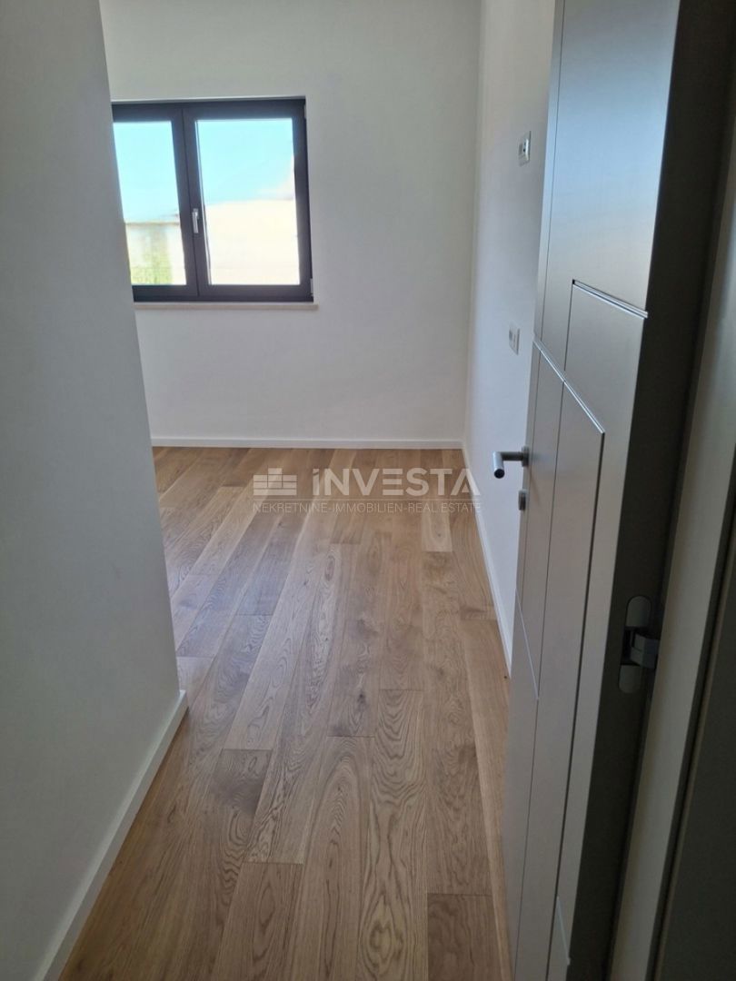 Medulin, Premantura, luksuzno stanovanje 99 m² s bazenom, vrtom in 2 parkirnima mestoma