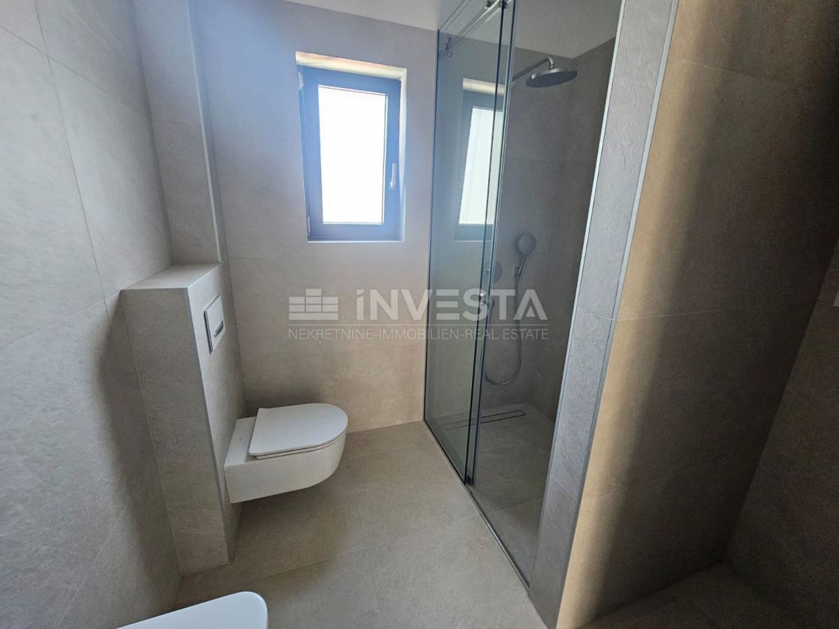 Medulin, Premantura, luksuzno stanovanje 99 m² s bazenom, vrtom in 2 parkirnima mestoma