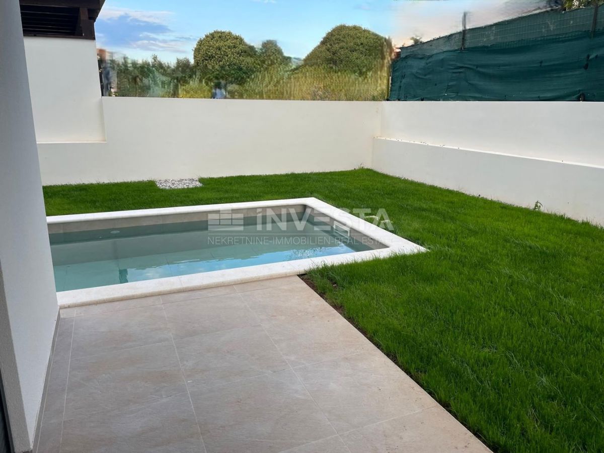 Medulin, Premantura, luksuzno stanovanje 99 m² s bazenom, vrtom in 2 parkirnima mestoma