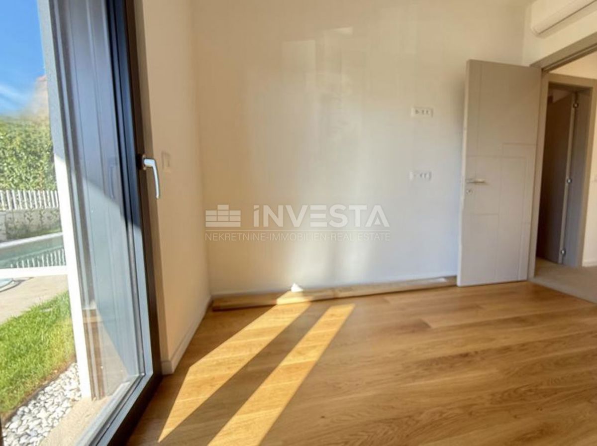 Medulin, Premantura, luksuzno stanovanje 99 m² s bazenom, vrtom in 2 parkirnima mestoma