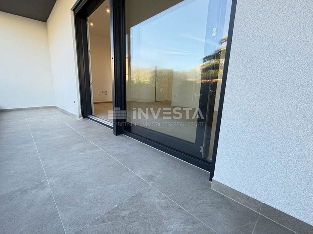 Medulin, Premantura, luksuzno stanovanje 99 m² s bazenom, vrtom in 2 parkirnima mestoma