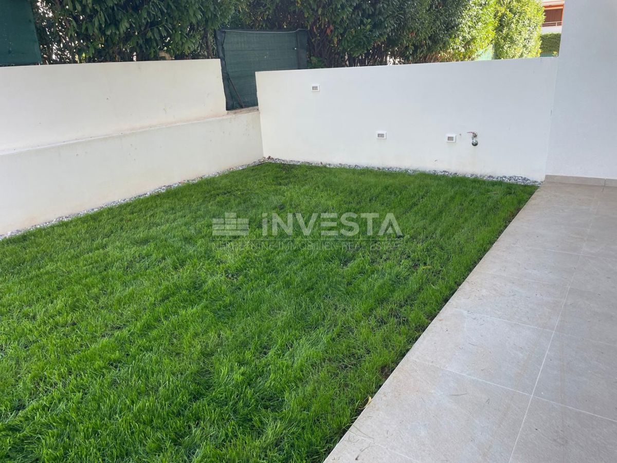 Medulin, Premantura, luksuzno stanovanje 99 m² s bazenom, vrtom in 2 parkirnima mestoma