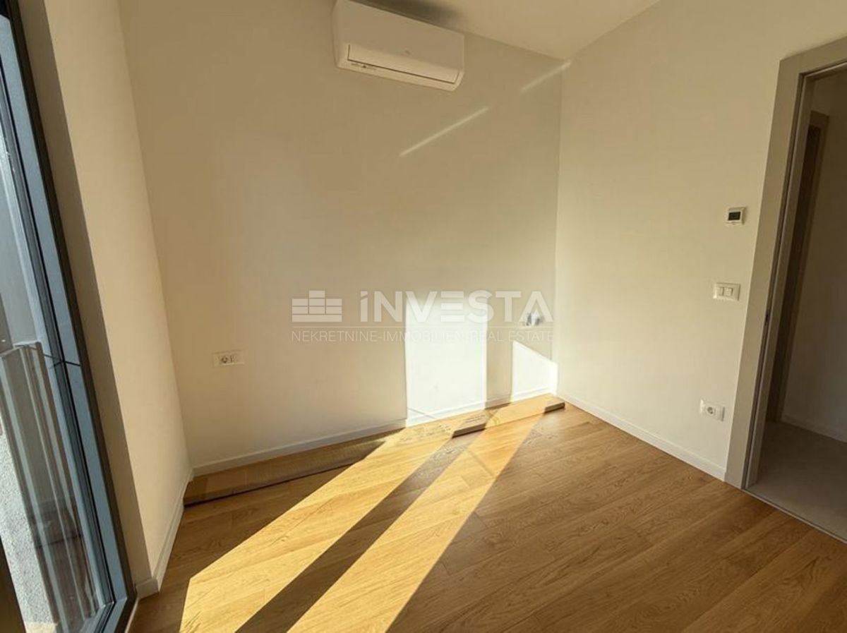 Medulin, Premantura, luksuzno stanovanje 99 m² s bazenom, vrtom in 2 parkirnima mestoma