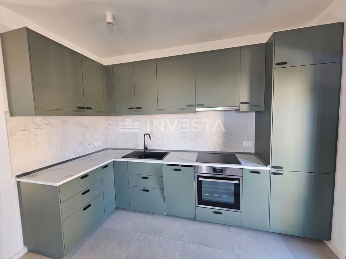 Medulin, Premantura, luksuzno stanovanje 99 m² s bazenom, vrtom in 2 parkirnima mestoma