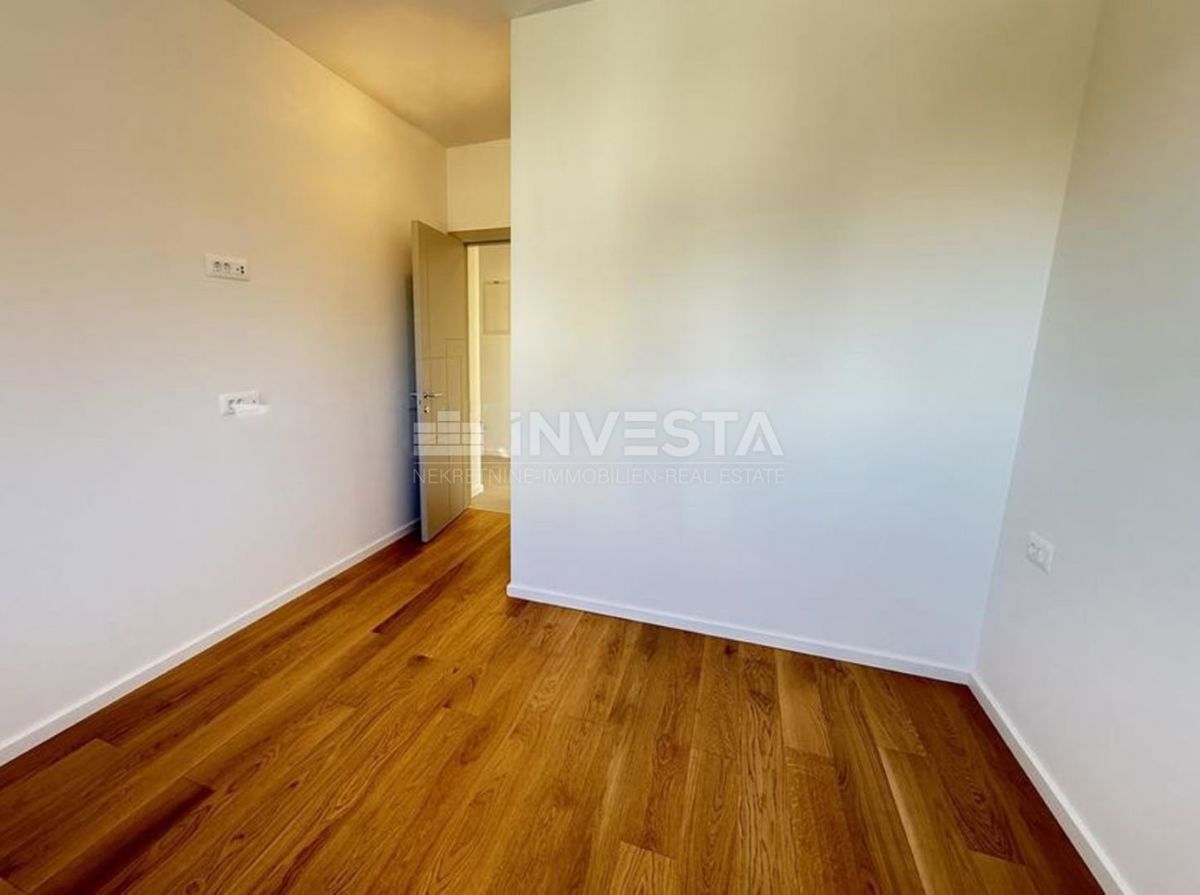 Medulin, Premantura, luksuzno stanovanje 99 m² s bazenom, vrtom in 2 parkirnima mestoma