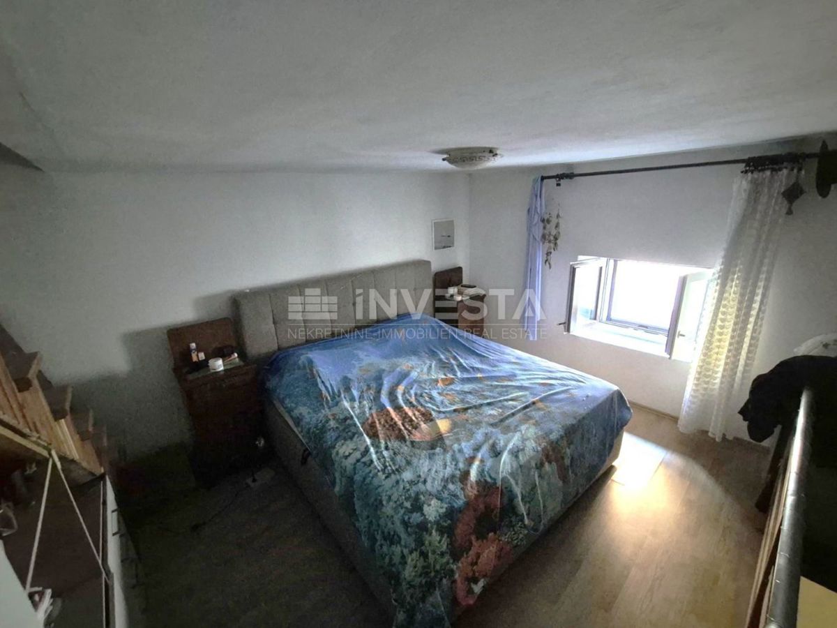 Vodnjan, vrstna hiša s strešno teraso in pogledom na morje