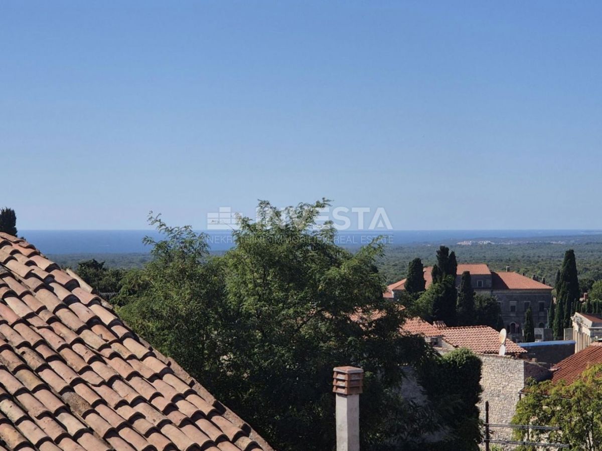 Vodnjan, vrstna hiša s strešno teraso in pogledom na morje