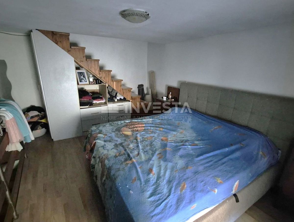 Vodnjan, vrstna hiša s strešno teraso in pogledom na morje