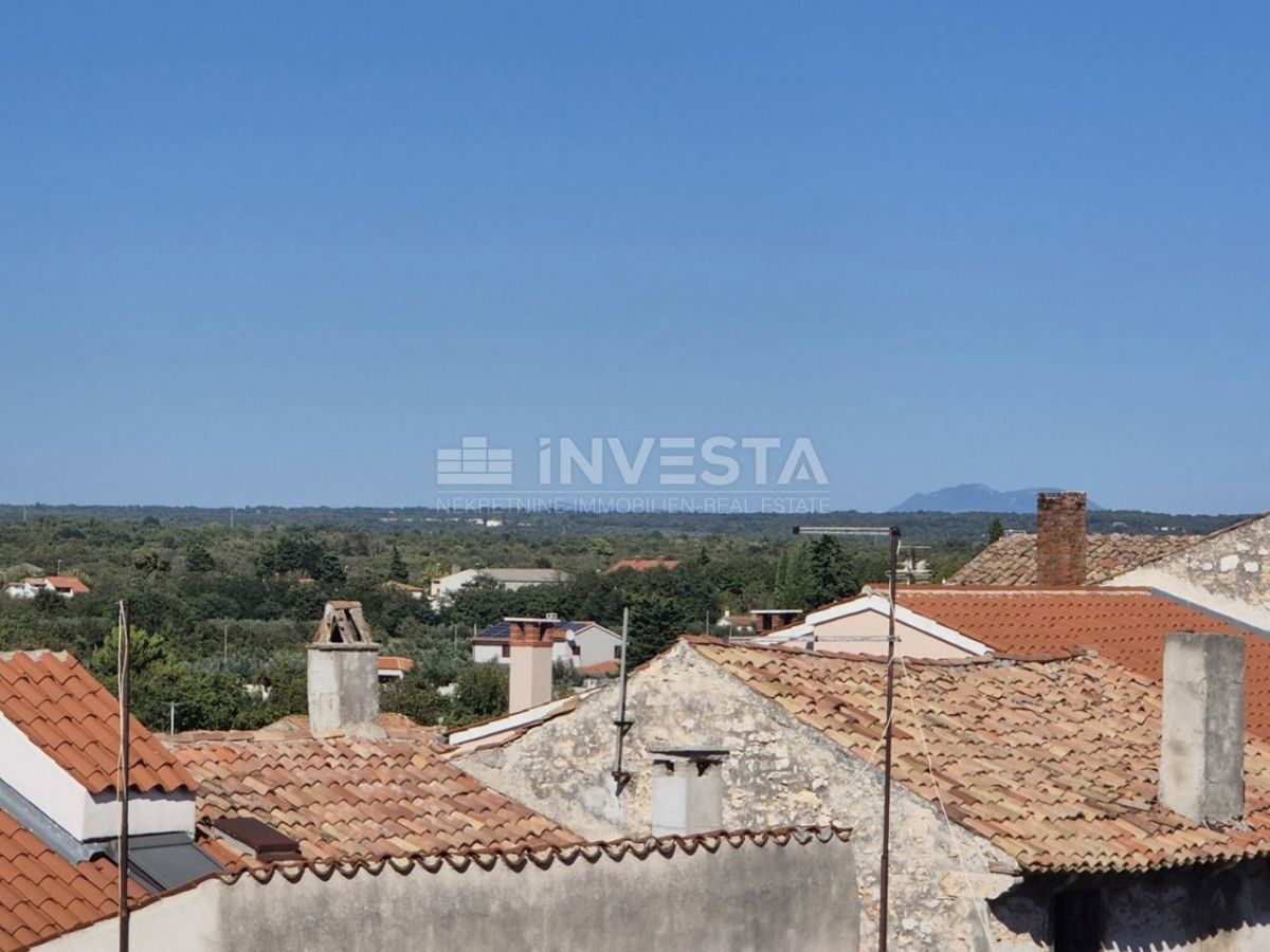 Vodnjan, vrstna hiša s strešno teraso in pogledom na morje