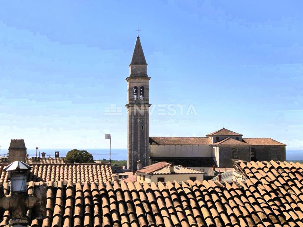 Vodnjan, vrstna hiša s strešno teraso in pogledom na morje