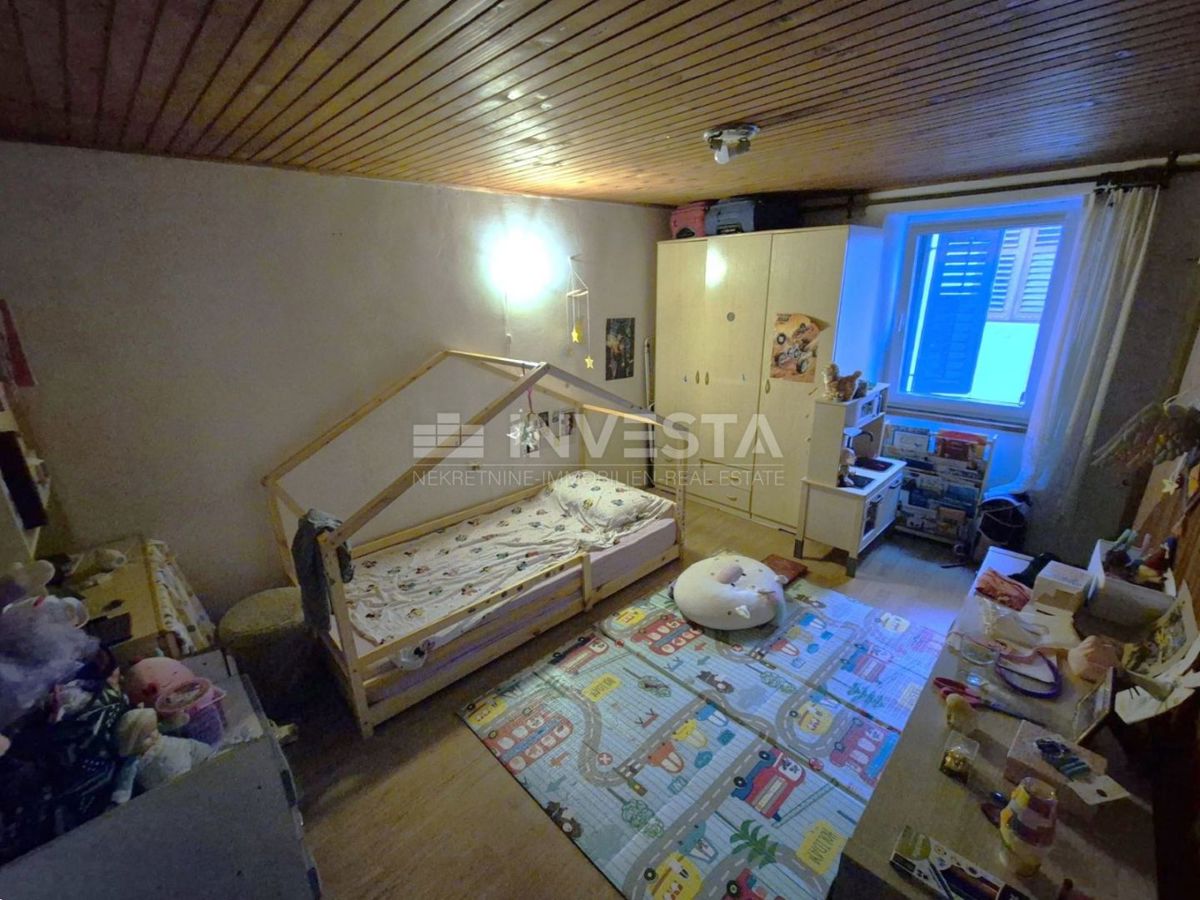 Vodnjan, vrstna hiša s strešno teraso in pogledom na morje