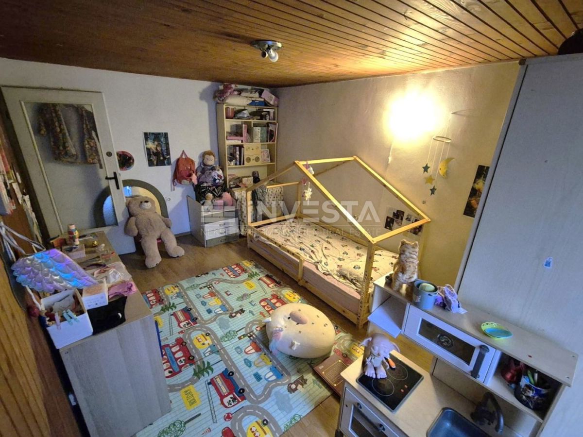 Vodnjan, vrstna hiša s strešno teraso in pogledom na morje