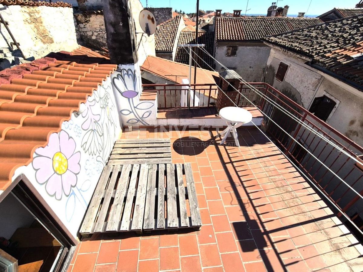 Vodnjan, vrstna hiša s strešno teraso in pogledom na morje