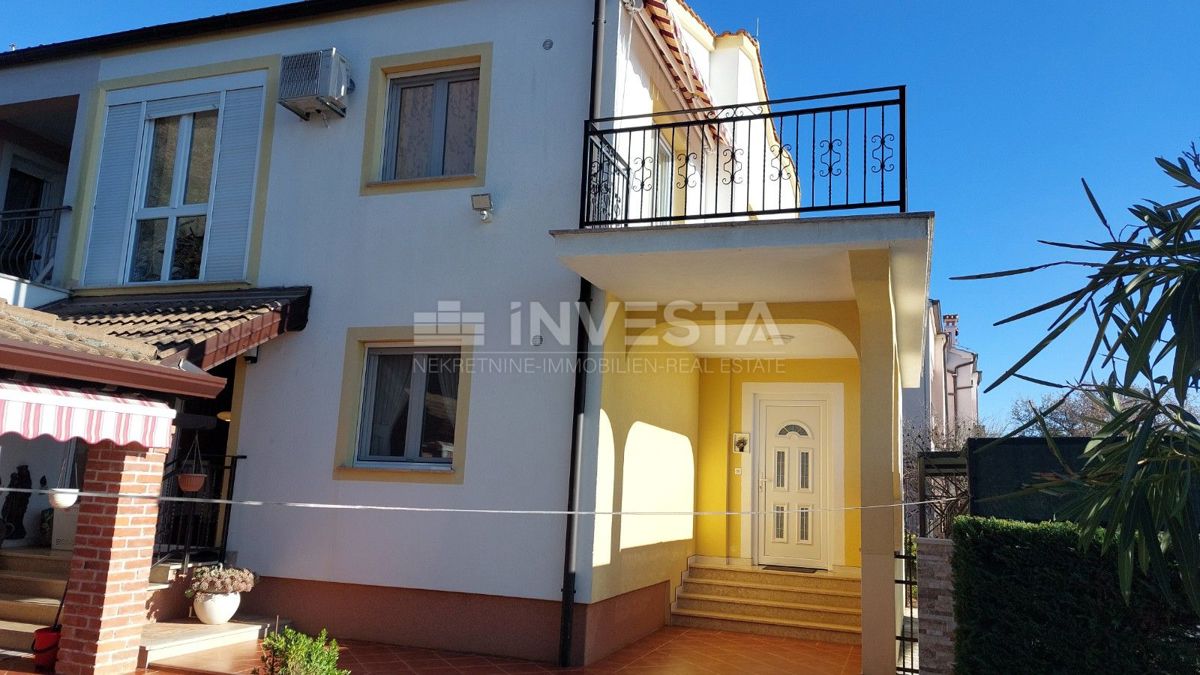 Dvojna hiša z dvema stanovanjema in pogledom na morje