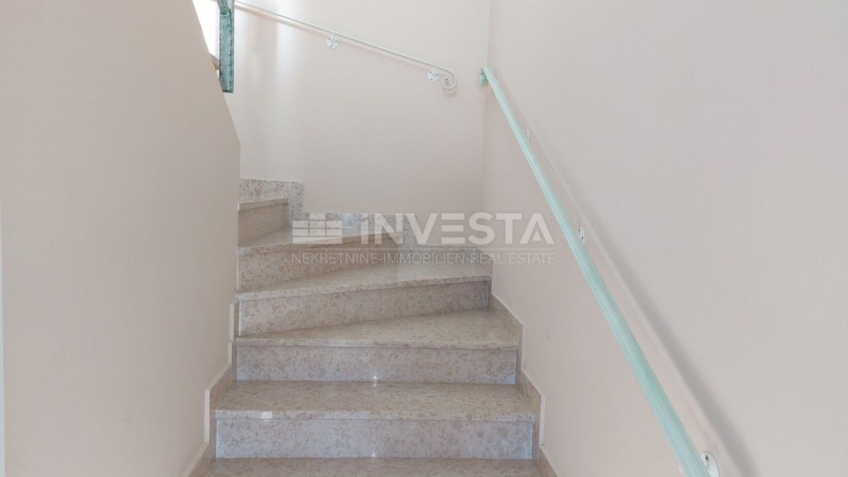 Dvojna hiša z dvema stanovanjema in pogledom na morje