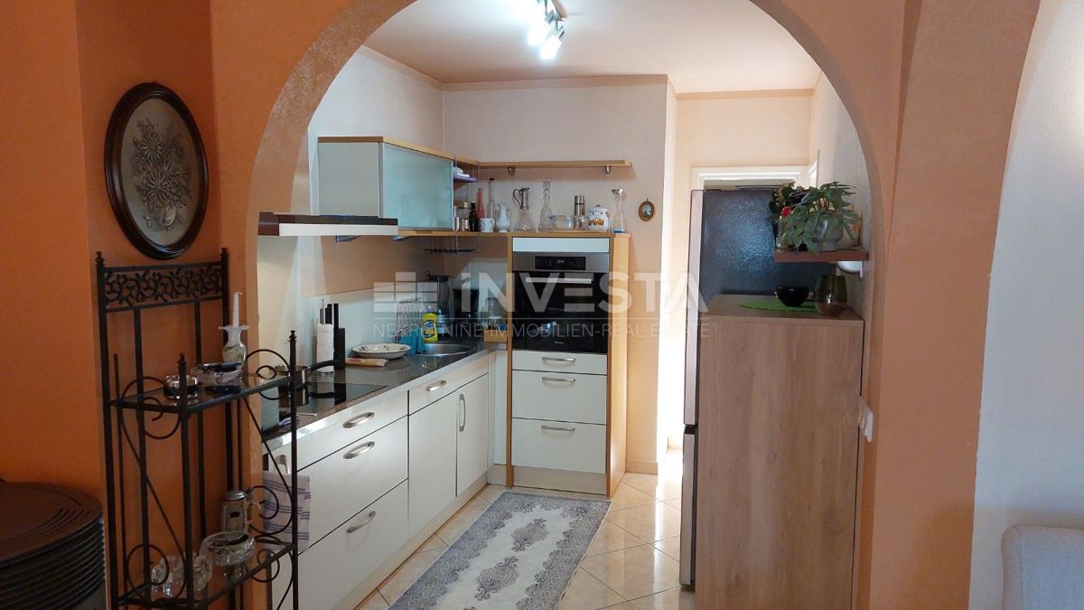 Dvojna hiša z dvema stanovanjema in pogledom na morje