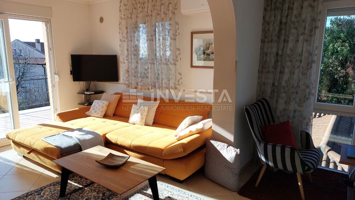 Dvojna hiša z dvema stanovanjema in pogledom na morje