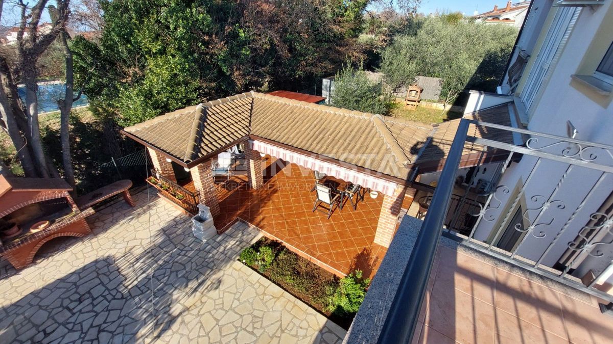 Dvojna hiša z dvema stanovanjema in pogledom na morje