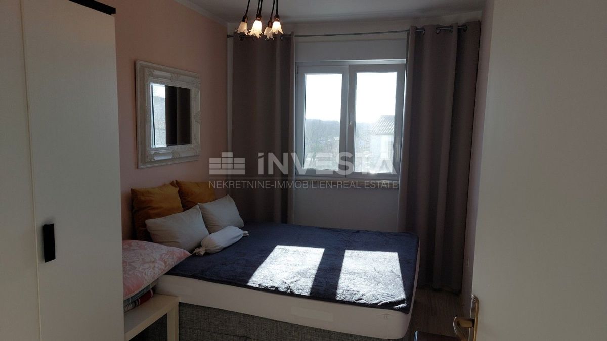 Dvojna hiša z dvema stanovanjema in pogledom na morje