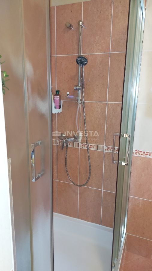 Dvojna hiša z dvema stanovanjema in pogledom na morje