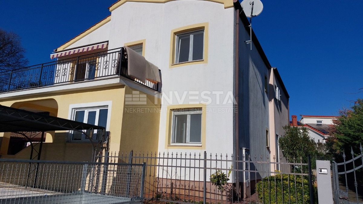 Dvojna hiša z dvema stanovanjema in pogledom na morje