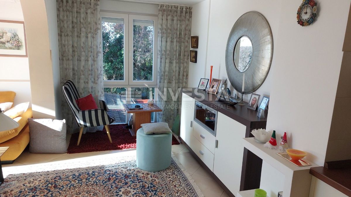 Dvojna hiša z dvema stanovanjema in pogledom na morje