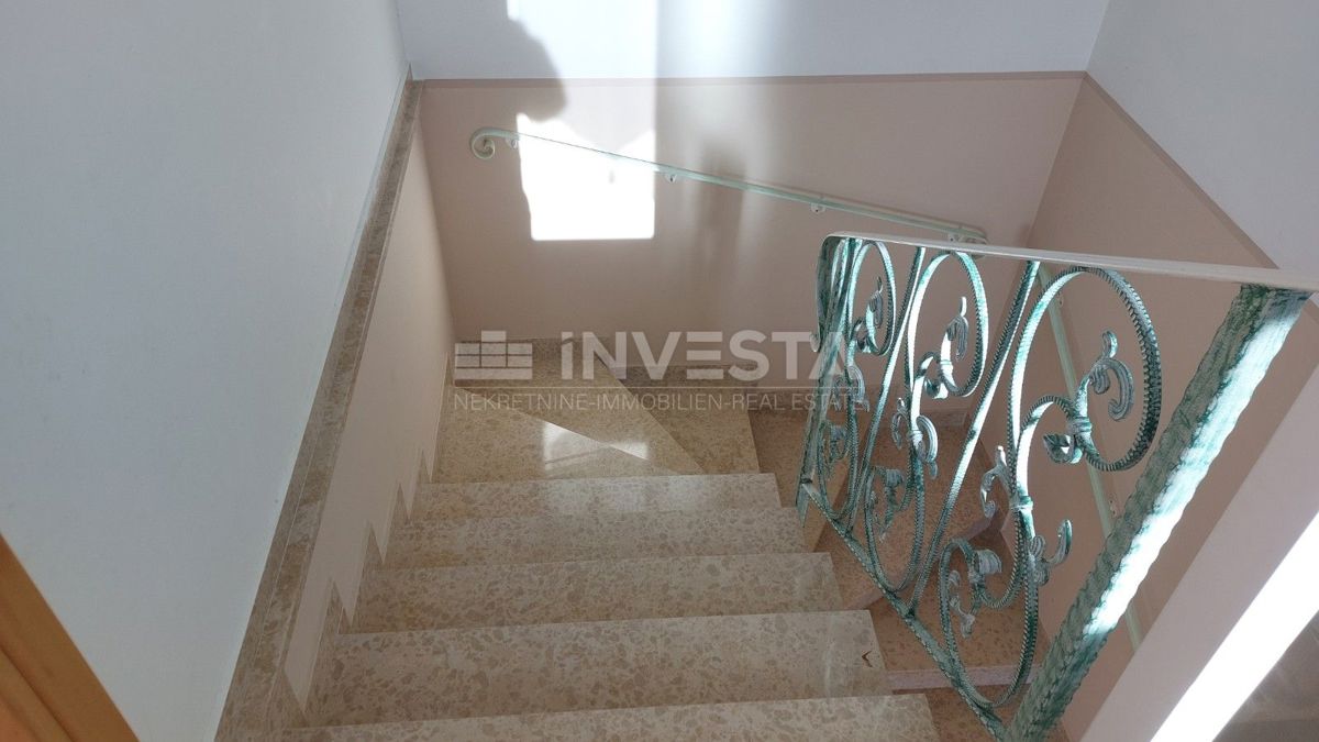 Dvojna hiša z dvema stanovanjema in pogledom na morje